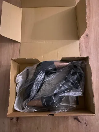 Zapatos de tacón negros y dorados