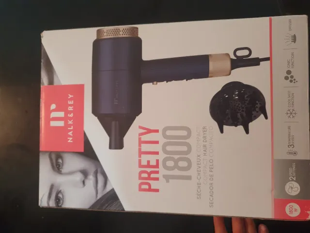 Secador de pelo azul con difusor