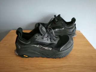 Zapatillas Altra Negras y Grises