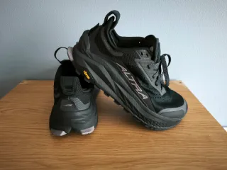 Zapatillas Altra Negras y Grises