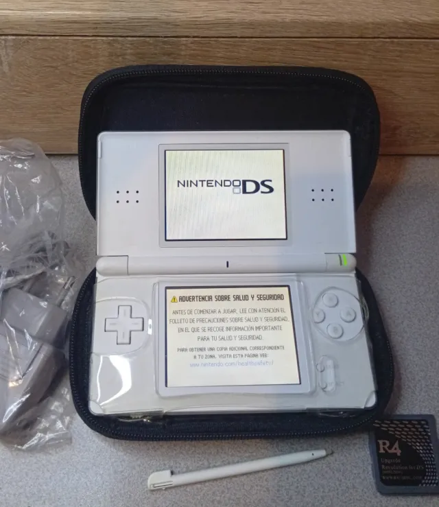Nintendo DS Lite + Tarjeta R4