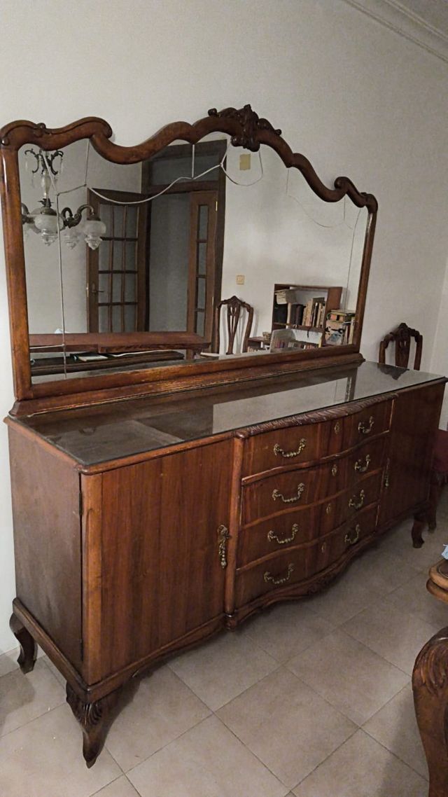 Aparador de madera con espejo