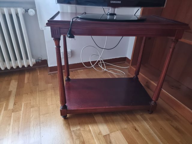 Mesa auxiliar de madera oscura