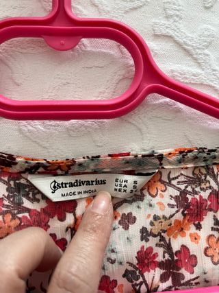 Vestido corto flores volantes Stradivarius