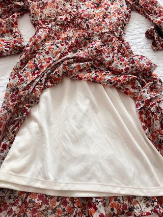 Vestido corto flores volantes Stradivarius