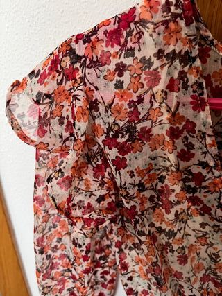 Vestido corto flores volantes Stradivarius
