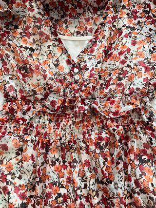 Vestido corto flores volantes Stradivarius