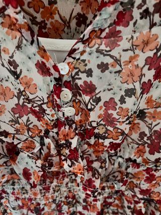 Vestido corto flores volantes Stradivarius