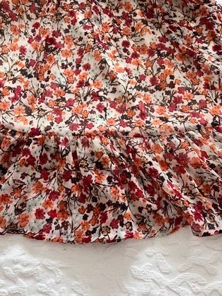 Vestido corto flores volantes Stradivarius