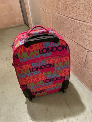 Maleta de viaje con estampado de ciudades