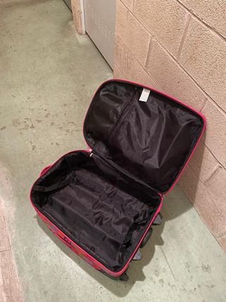 Maleta de viaje con estampado de ciudades