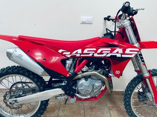 Moto de cross 2025  GasGas 450  con 10h de uso