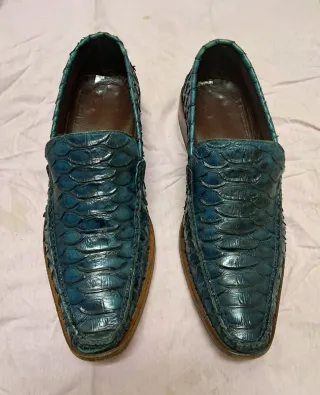 Zapatos de piel escamada.