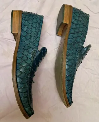 Zapatos de piel escamada.