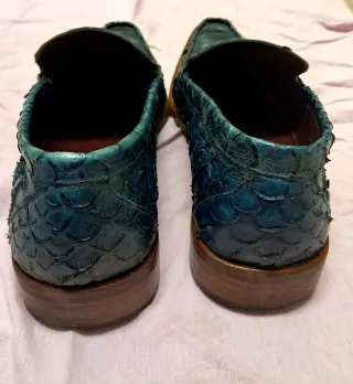 Zapatos de piel escamada.
