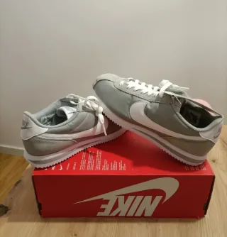 T41 Nike Cortez TXT Grises y Blancas