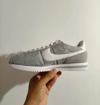 T41 Nike Cortez TXT Grises y Blancas