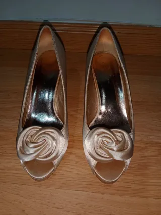 Zapatos de vestir dorados