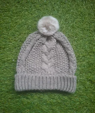 Gorro de lana con pompón