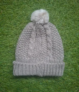 Gorro de lana con pompón