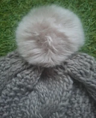 Gorro de lana con pompón