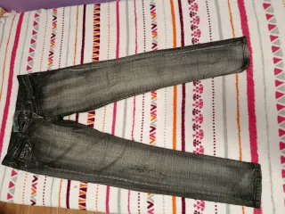 Pantalón vaquero gris desgastado