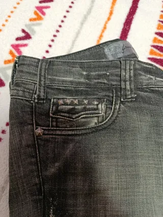 Pantalón vaquero gris desgastado