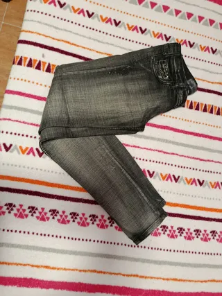 Pantalón vaquero gris desgastado