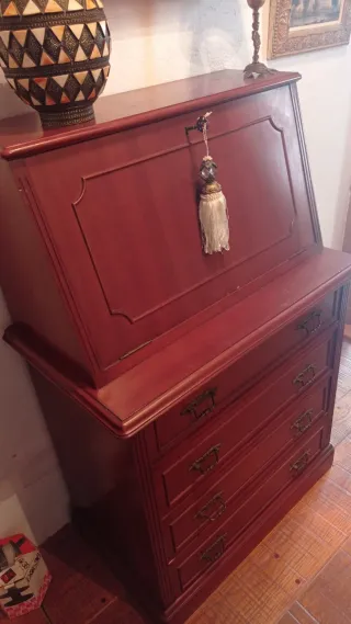 Secreter madera caoba con detalles dorados