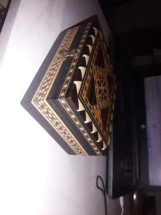 Caja de madera taracea artesanal