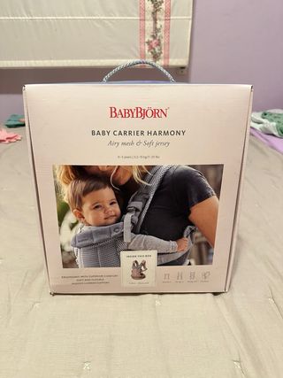 Mochila porteo Babybjörn rosa palo y gris.