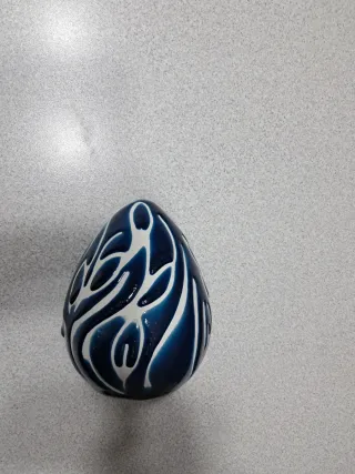 Uovo in terracotta decorato blu. Fatto a mano