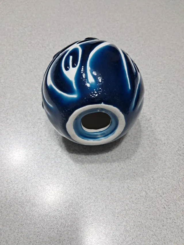 Uovo in terracotta decorato blu. Fatto a mano