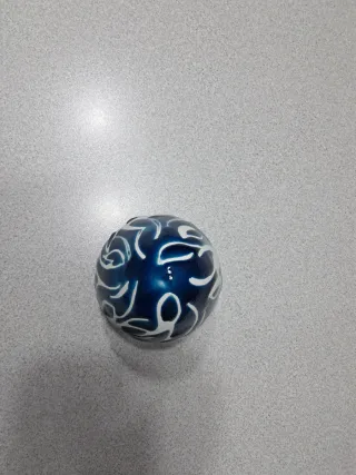 Uovo in terracotta decorato blu. Fatto a mano