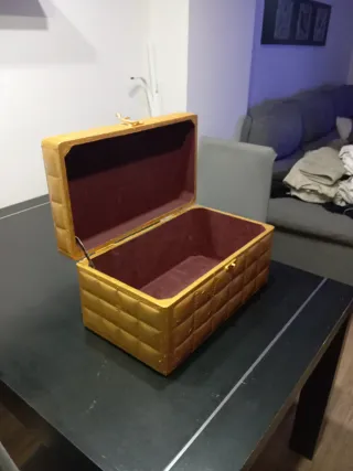 Baúl dorado con interior rojo