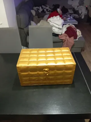 Baúl dorado con interior rojo