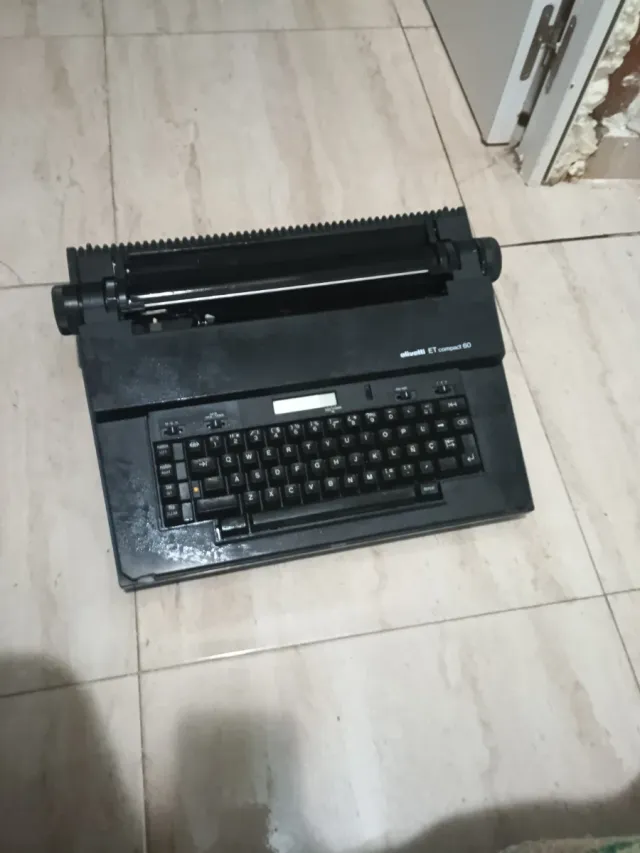 Máquina de escribir Olivetti ET Compact 60