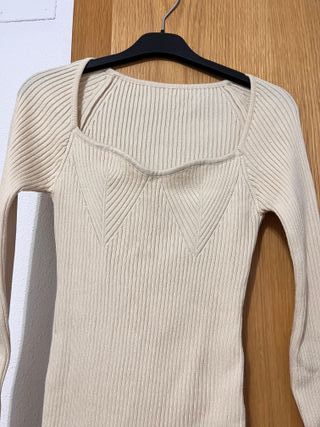 Vestido beige largo con raja