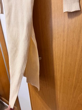 Vestido beige largo con raja