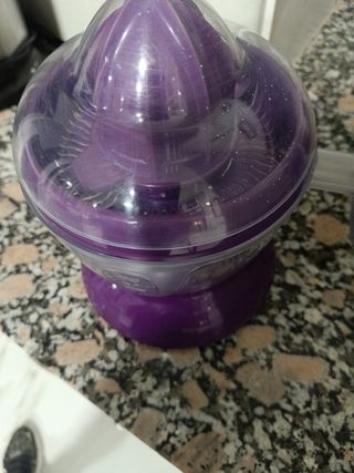 Exprimidor de cítricos morado