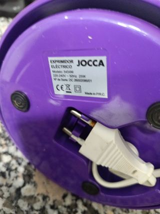 Exprimidor de cítricos morado