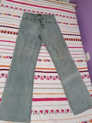 Pantalón vaquero con brillo plateado