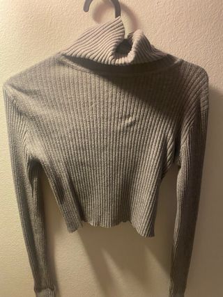 Top gris cuello alto