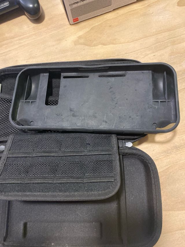 Funda y accesorios Nintendo Switch Orzly