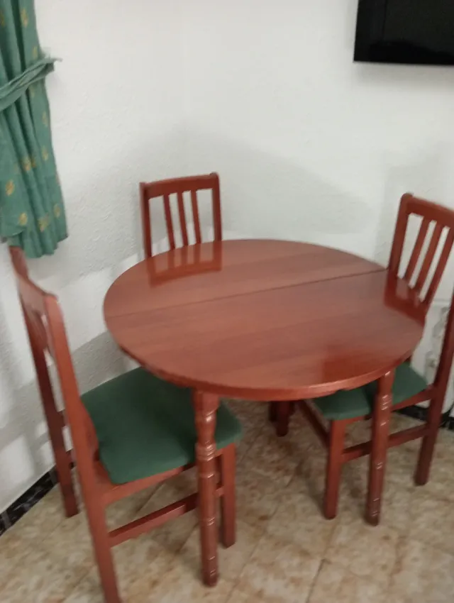 Mesa comedor redonda y 3 sillas