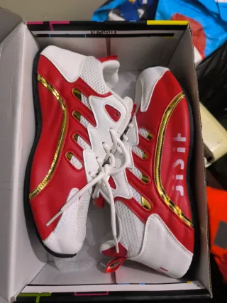 Botines deportivos rojos, blancos y dorados