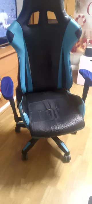Silla gamer negra y azul.Con signos de desgaste