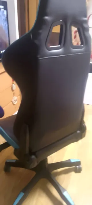Silla gamer negra y azul.Con signos de desgaste