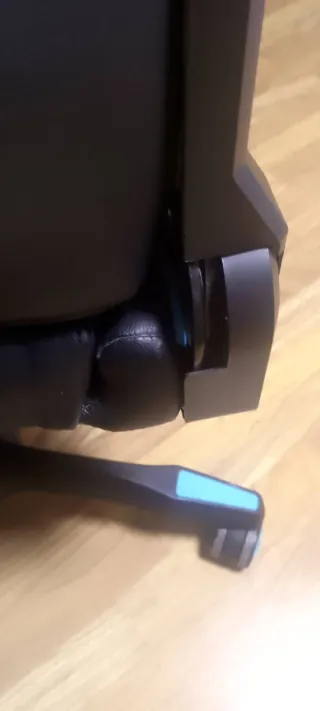 Silla gamer negra y azul.Con signos de desgaste