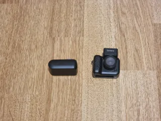 Mini cámara retro negra.